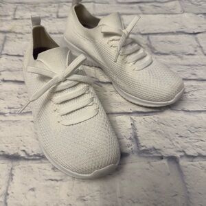 Skechers White Stretch Fit Memory Foam Ladies Shoes sz 7 slip on.